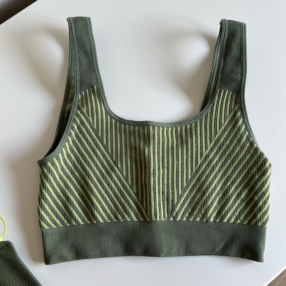 Green Fabletics workout Set - Picture 3 of 6